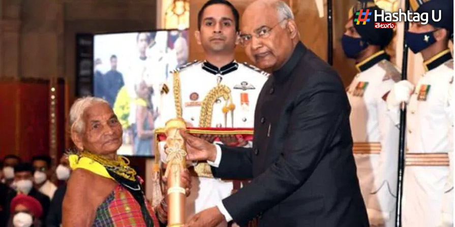 Padma Awards : చెప్పుల్లేకుండా వచ్చి పద్మశ్రీ అవార్డు తీసుకున్న వ్యక్తి ఈమెనే