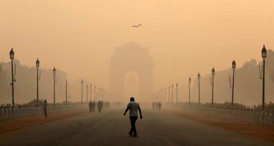 Delhi Smog: ఢిల్లీలో పాక్షిక లాక్ డౌన్, సంపూర్ణ లాక్ డౌన్ దిశగా అడుగులు