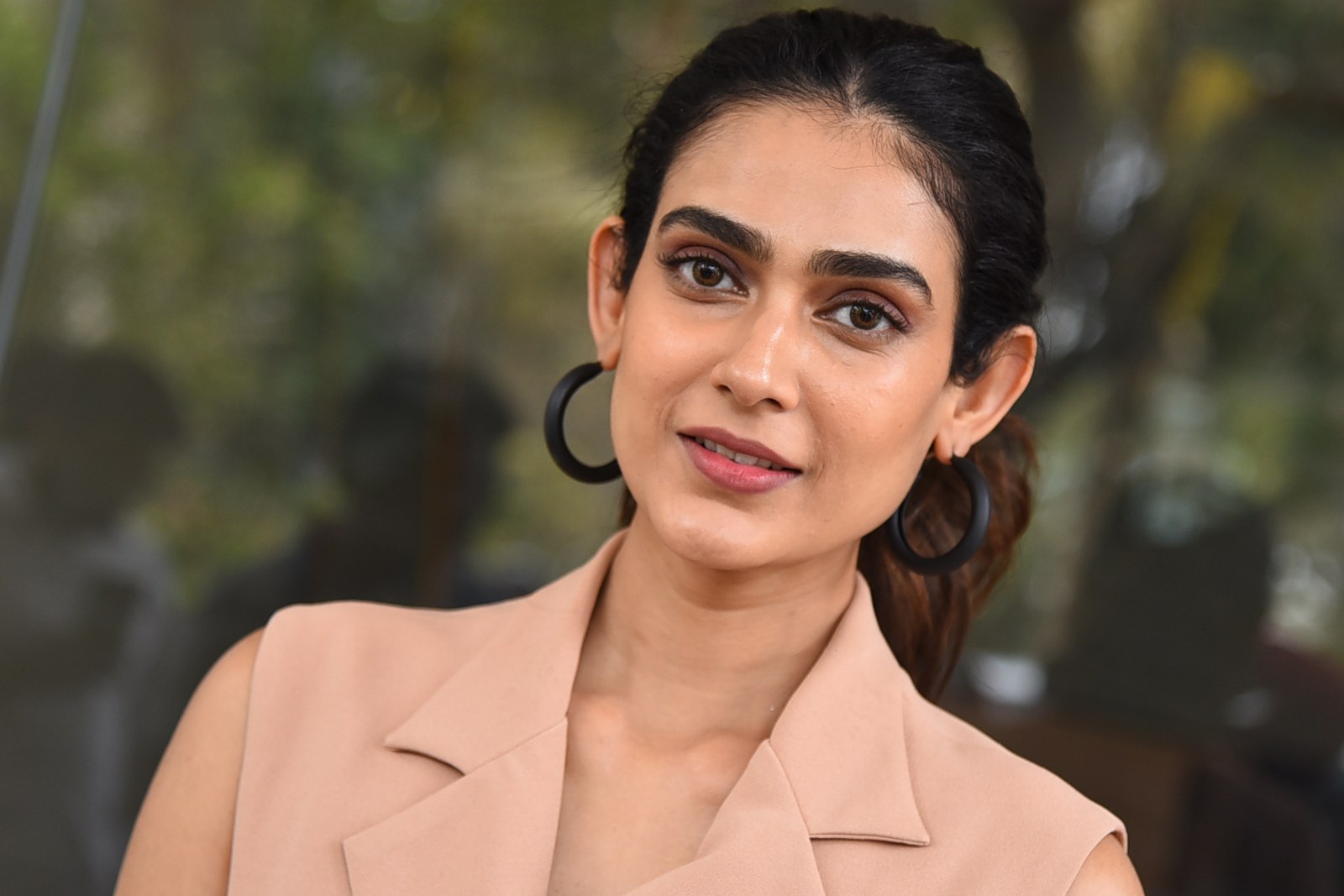 Aakanksha Singh style statement in beige sleeveless top and matching pant