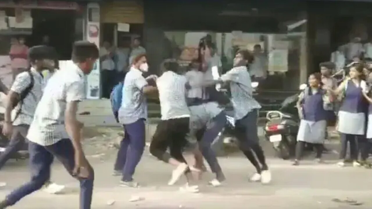 Students Fight on Camera:కోయంబత్తూర్‌లోని బస్టాండ్‌లో కొట్టుకున్న విద్యార్థులు.. వీడియో వైర‌ల్‌