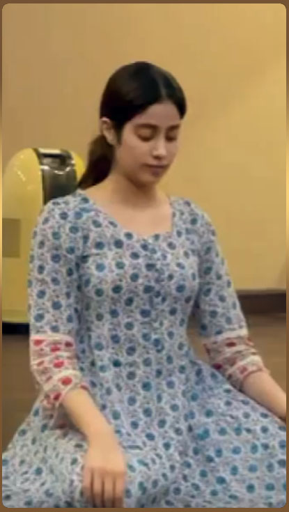 Adorable dance poses by Janhvi Kapoor