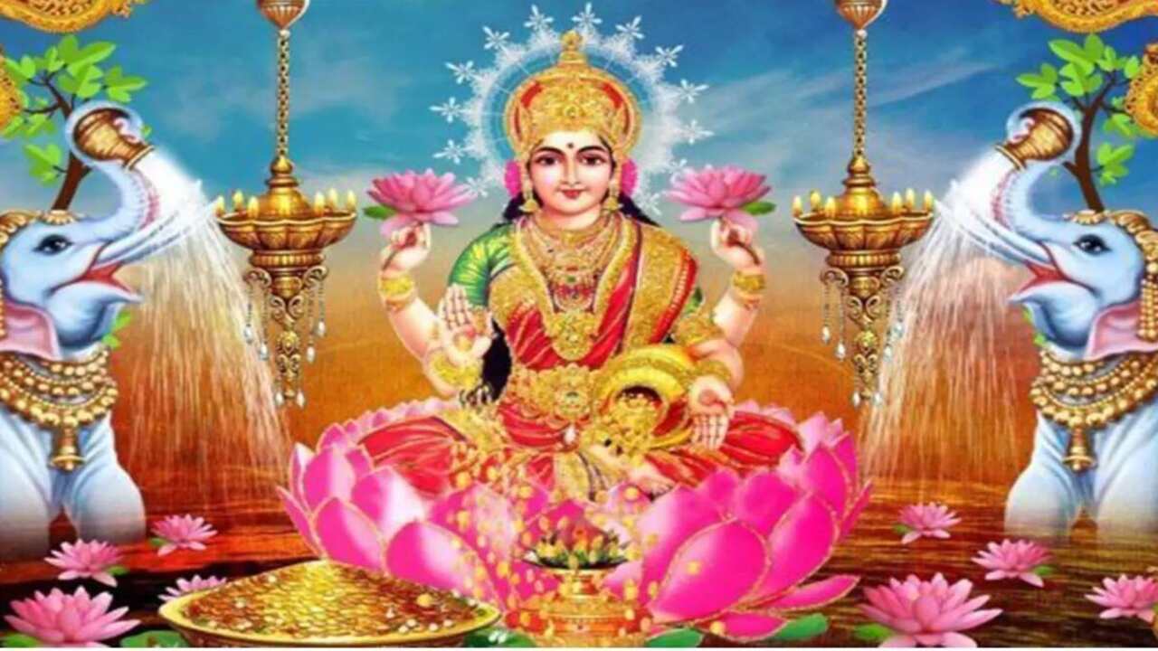 Goddesses Lakshmi: ఈ ఐదు వస్తువులు పూజగదిలో ఉంటే చాలు, నట్టింట్లో ధనలక్ష్మి నివాసం ఉన్నట్లే…
