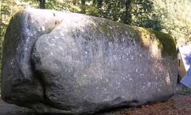 Trembiling Stone: పెద్ద బండరాయి.. అలా అంటే చాలు జరుగుతుంది.. అంతుచిక్కని రహస్యం?