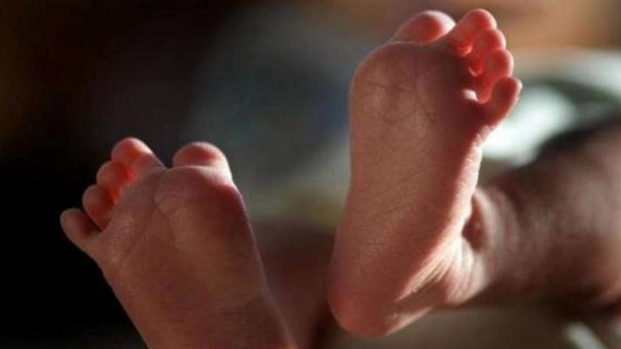 Infant Death: ట్రాఫిక్ పోలీసుల అత్యుత్సాహం.. ప్రాణాలు కోల్పోయిన చిన్నారి