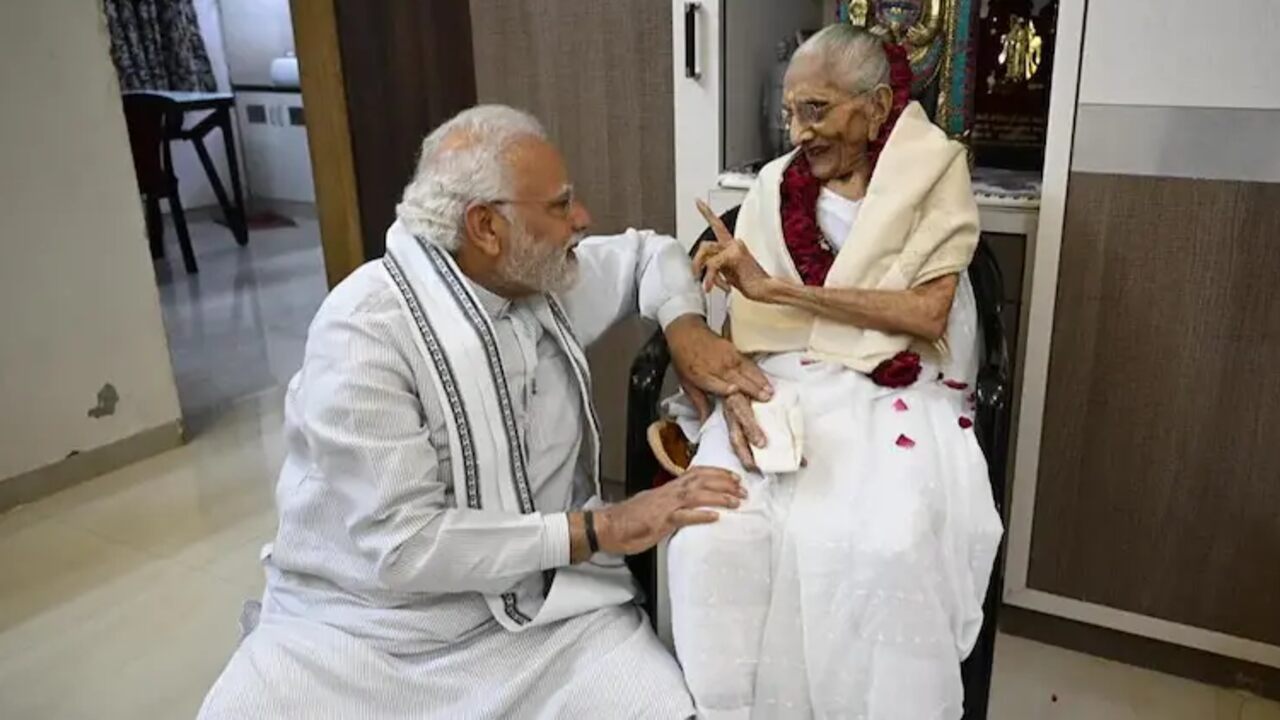 Modi: మా అమ్మ అసాధారణ మహిళ.. తల్లి హీరాబెన్  వందేళ్ల వసంతంలోకి అడుగిడిన సందర్భంగా మోడీ భావోద్వేగ ట్వీట్: