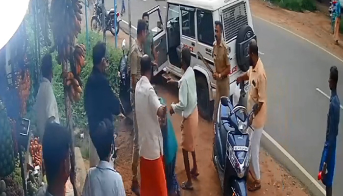Kerala Police: వేటకత్తితో నరకడానికి వ్యక్తిని ఎదురించిన కేరళ పోలీస్.. వైరల్ వీడియో!