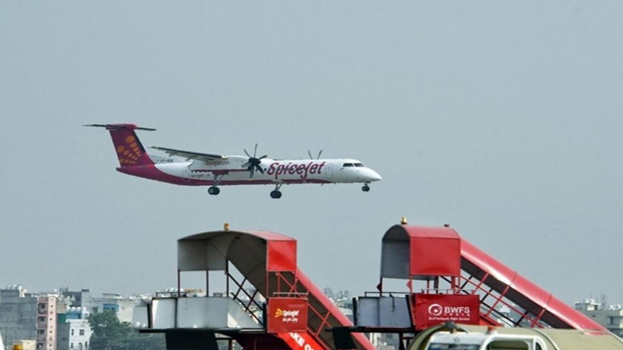 Spicejet emergency landing: పాకిస్థాన్‌లో అత్యవసరంగా ల్యాండ్ అయిన భారత విమానం.. కారణం ఇదే!