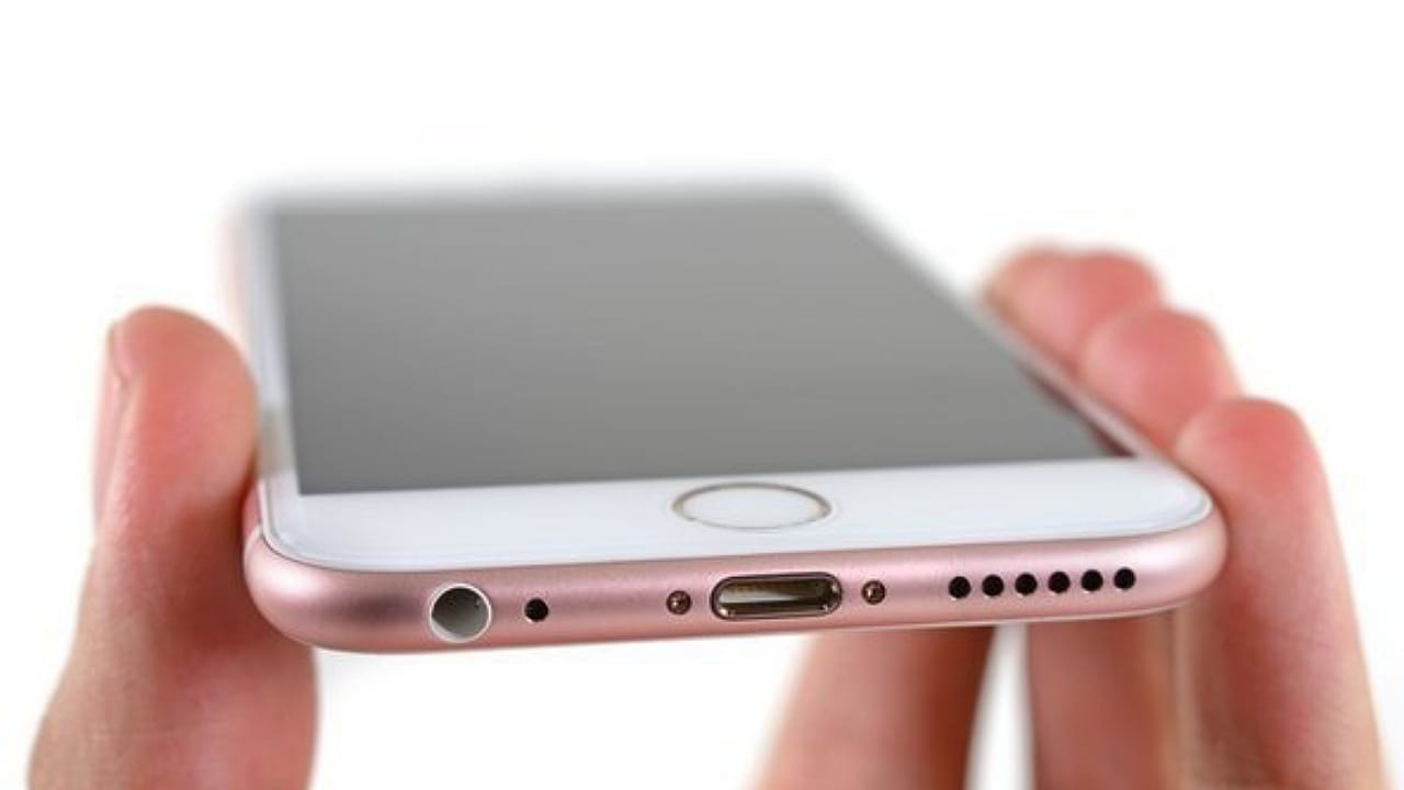 Reason For Having Small Holes In Your Smart Phone: స్మార్ట్ ఫోన్‌లో కనిపించే చిన్న రంధ్రం.. అసలు దాని వల్ల లాభాలు ఏంటి?