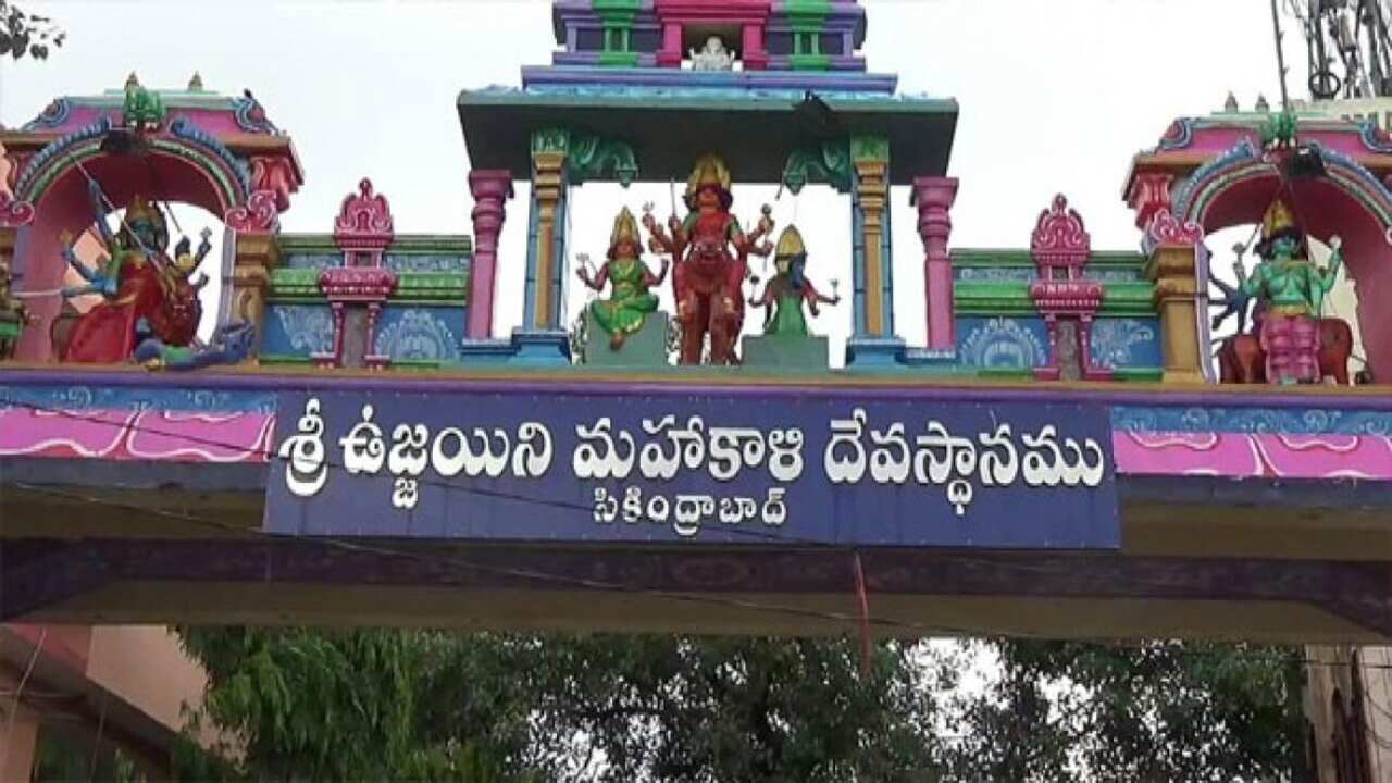 Hyderabad CP : ఉజ్జయిని మహంకాళి ఆలయంలో బోనాల ఏర్పాట్లను ప‌రిశీలించిన హైద‌రాబాద్ సీపీ