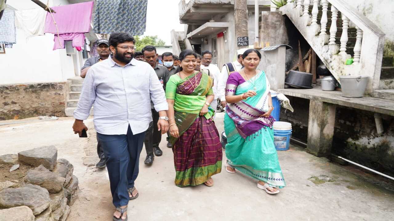 Home Minister Vanitha : వ‌ర‌ద ప్ర‌భావిత ప్రాంతాల్లో ప‌ర్య‌టించిన ఏపీ హోంమంత్రి