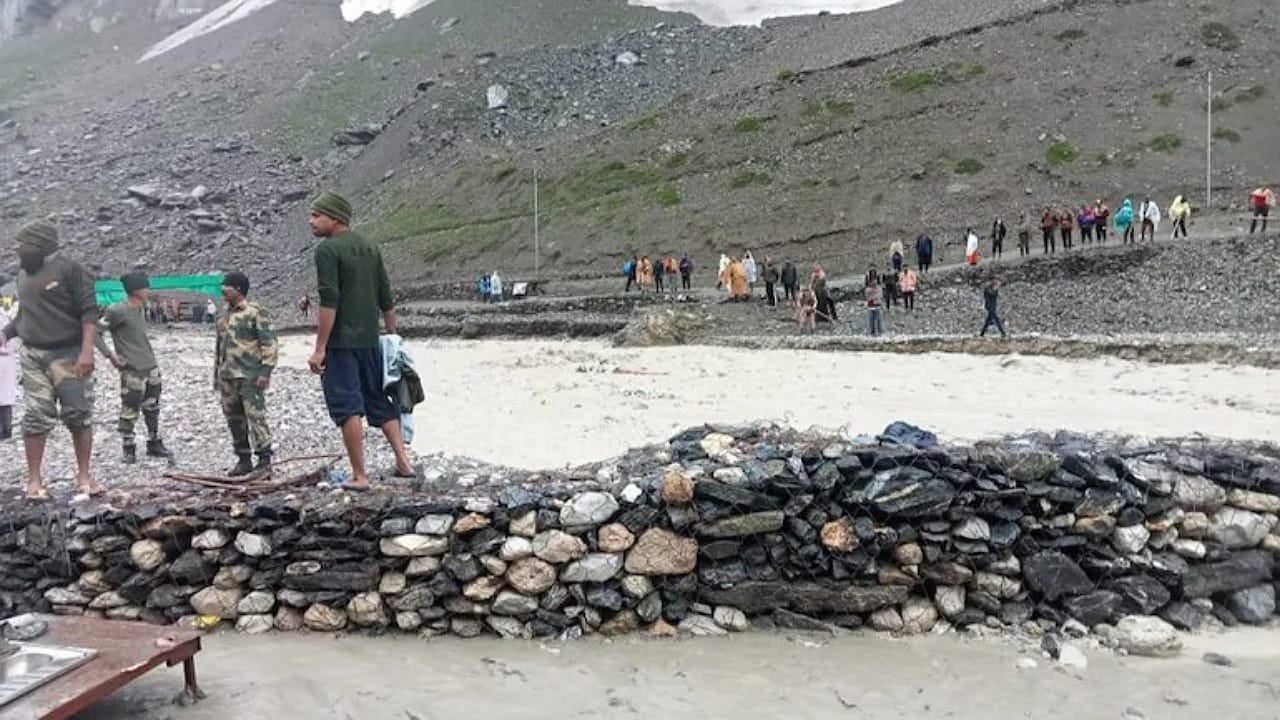 Amarnath Yatra:ర్‌నాథ్‌ గుహ పరిసరాల్లో భారీగా వరదనీరు.. ఐదుగురు మృతి!