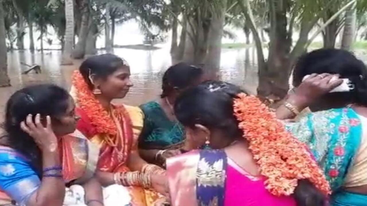 Andhra Bride : వ‌ర‌ద‌ల్లోనే పెళ్లి.. ప‌డ‌వ‌పై వరుడి ఇంటికి వెళ్లిన వ‌ధువు
