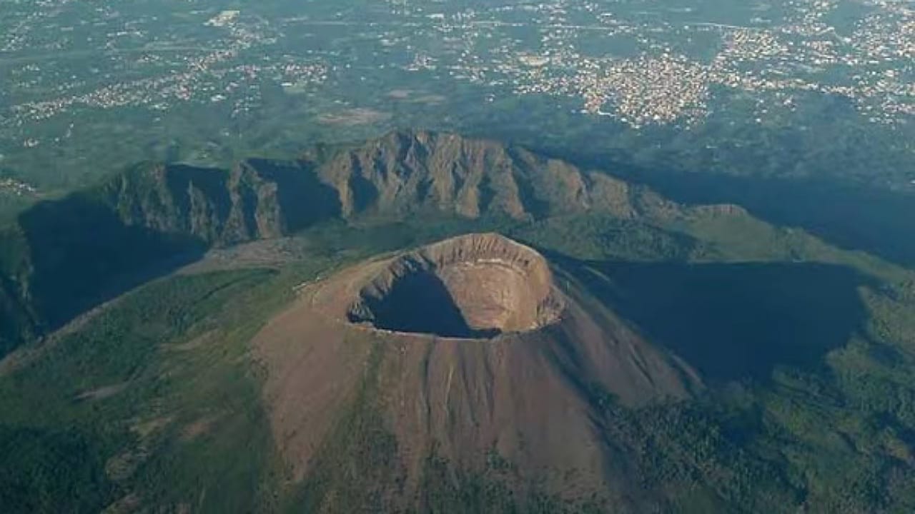 Mt Vesuvius Incident: సెల్ఫీ తీసుకుందామని అగ్నిపర్వతంలో పడిపోయాడు.. చివరికి అలా?