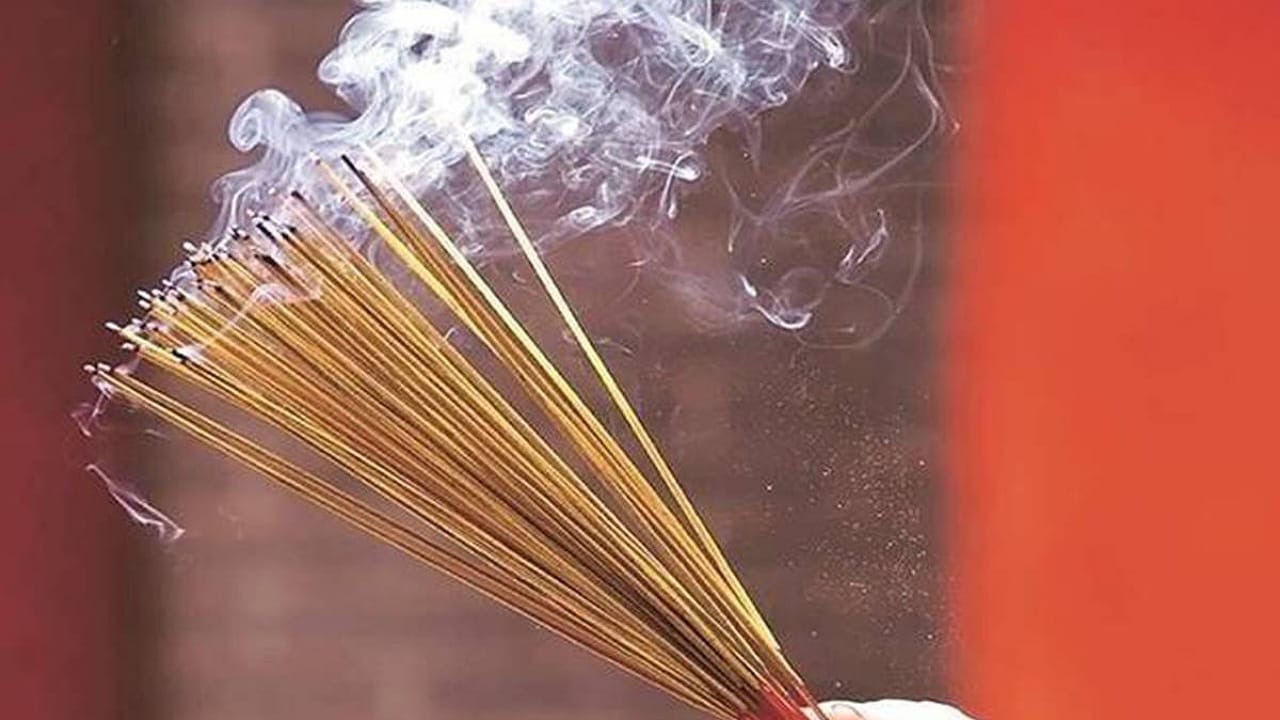 Incense Sticks: అగరబత్తులు వెలిగించడం వెన్నుకున్న అసలు రహస్యం ఏమిటంటే?