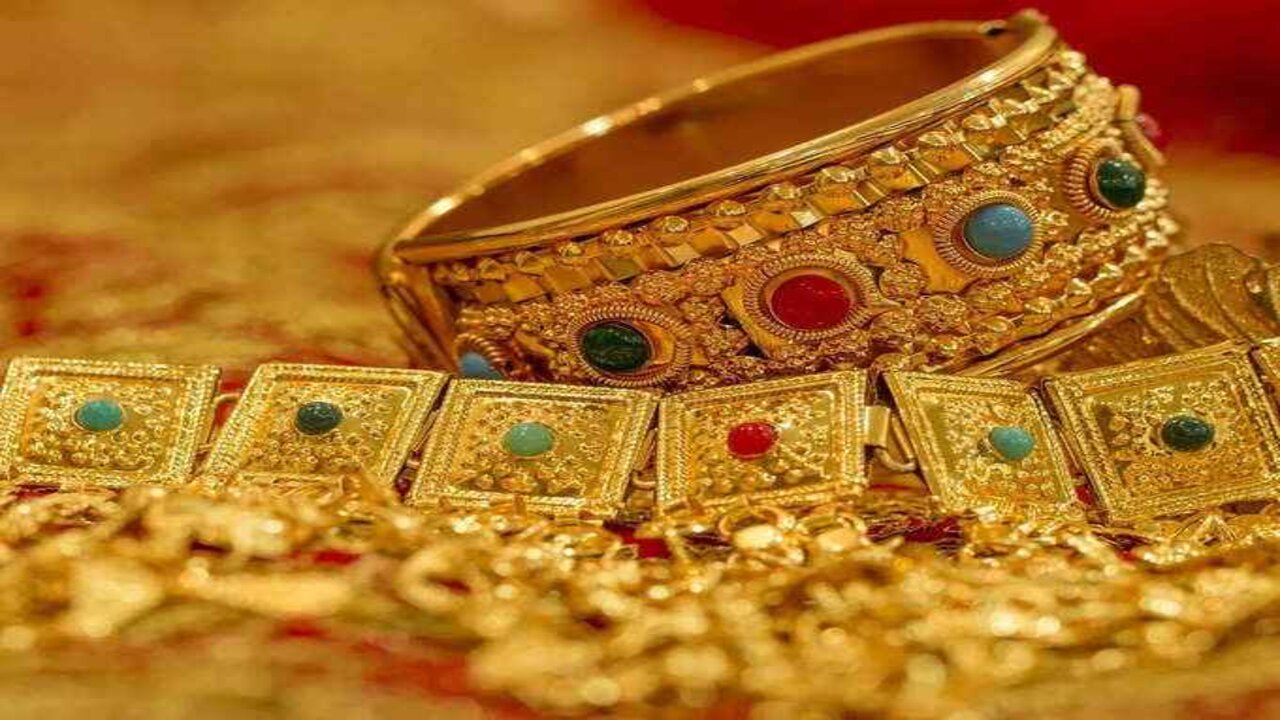 25 KG Gold Jewellery : గోల్డ్ షోరూమ్‌కు కన్నం.. 25 కిలోల బంగారు ఆభరణాలు దోపిడీ