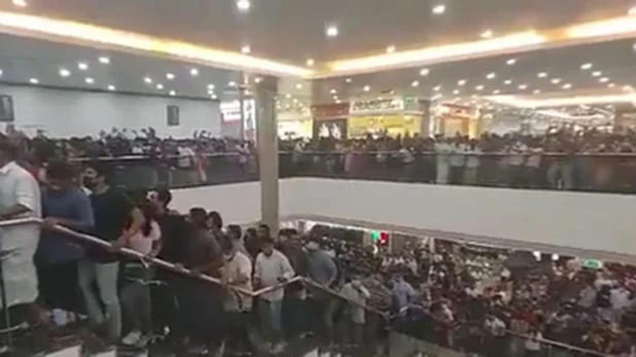 Rush@Mall: అర్ధరాత్రి షాపింగ్ మాల్ లోకి పోటెత్తిన జనం.. కారణం తెలిస్తే షాక్ అవ్వాల్సిందే!