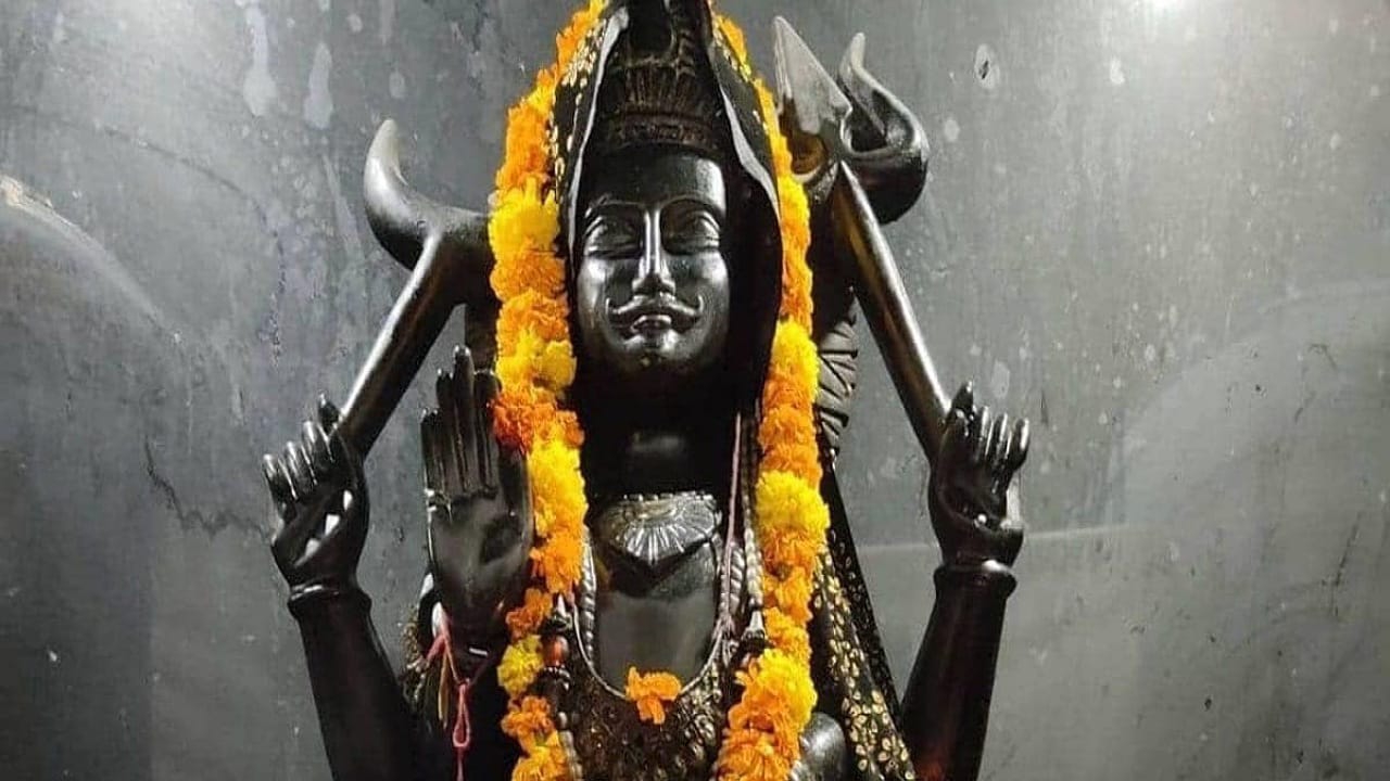 Shani Jayanti: నలుపు రంగు దుస్తులను దానం చేస్తే కలిగే శుభం ఇదే!