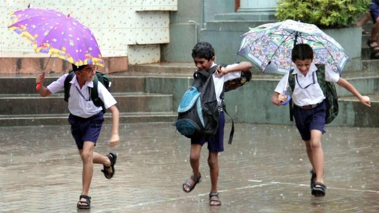 Telangana Rains : రెయిన్ ఎఫెక్ట్‌… మూడు రోజుల పాటు విద్యాసంస్థ‌ల‌కు సెల‌వులు