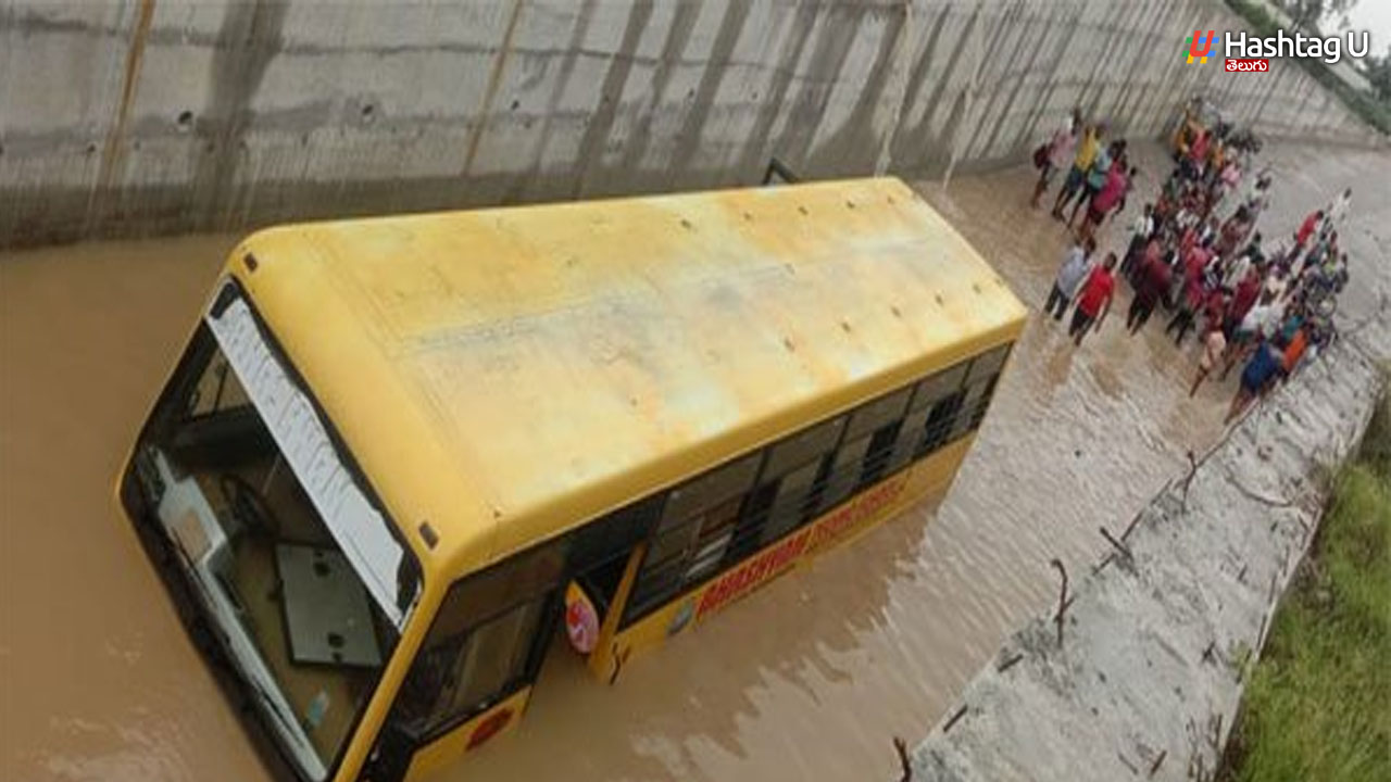 School bus In flood: వరదనీటిలో చిక్కుకున్న స్కూల్ బస్సు.. స్టూడెంట్స్ సేఫ్!