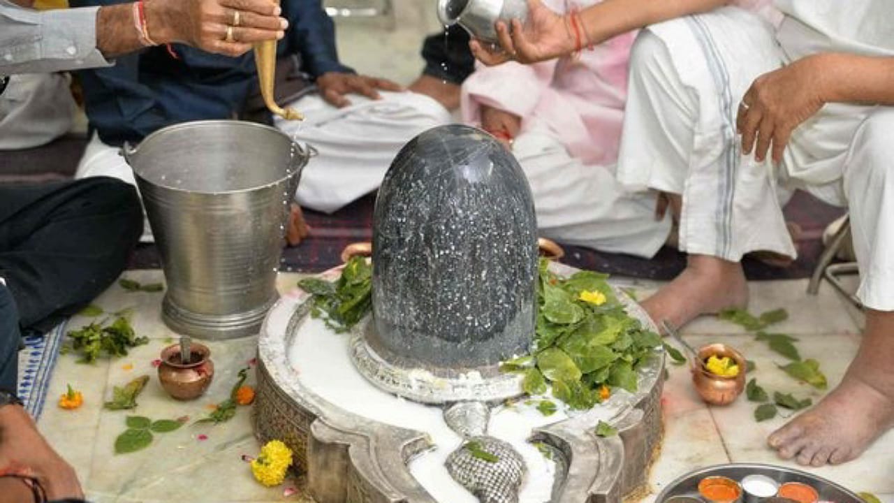 Lord Shiva offerings: శివలింగానికి ఈ వస్తువులను అర్పించకూడదట.. అవి ఏంటంటే?