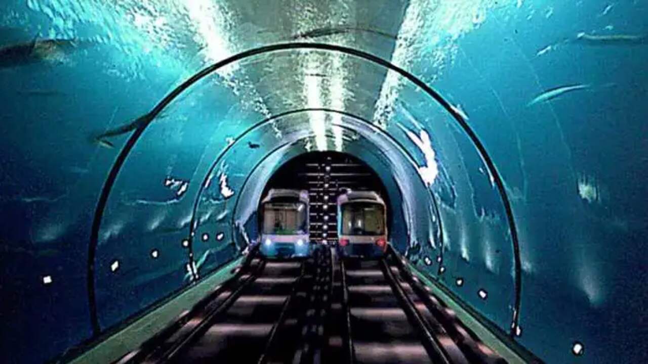 Underwater Metro: జల గర్భం నుంచి దూసుకు వెళ్లే.. అండర్ వాటర్ ట్రైన్ రెడీ!!