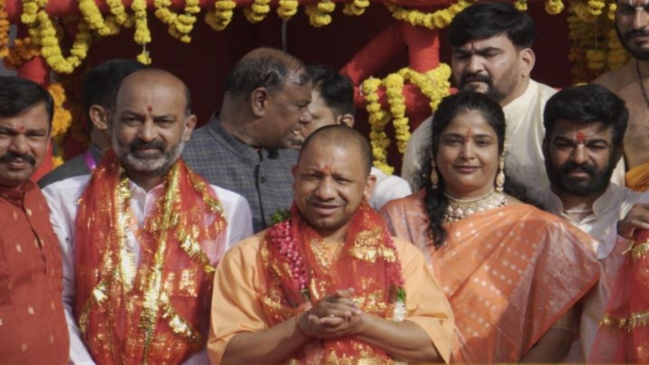 UP CM Yogi : చార్మినార్ భాగ్యలక్ష్మి ఆలయాన్ని సంద‌ర్శించిన యూపీ సీఎం యోగి