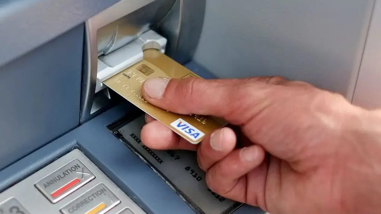 ATM Withdrawals: ఏటీఎంను విపరీతంగా వాడేస్తున్న కస్టమర్లకు షాకిచ్చిన బ్యాంక్?