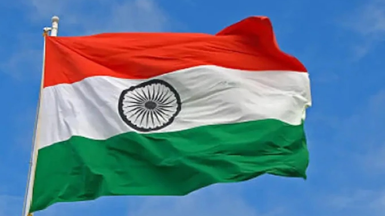 Indian Flag Code : ఇళ్లపై జాతీయ జెండా.. ఈ రూల్స్ గుర్తుంచుకోండి!!