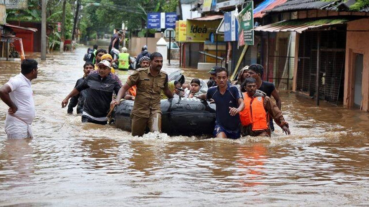 Kerala Rains: కేరళలో 10 జిల్లాల్లో రెడ్ అలెర్ట్.. భారీ వర్షాలతో రాష్ట్రం అతలాకుతలం!