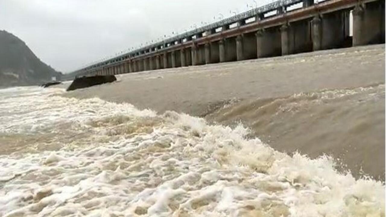 Heavy Floods : ప్ర‌కాశం బ్యారేజీకి భారీగా చేరుతున్న వ‌ర‌ద నీరు.. లంక గ్రామ‌ల ప్ర‌జ‌ల‌ను అప్ర‌మ‌త్తం చేసిన అధికారులు