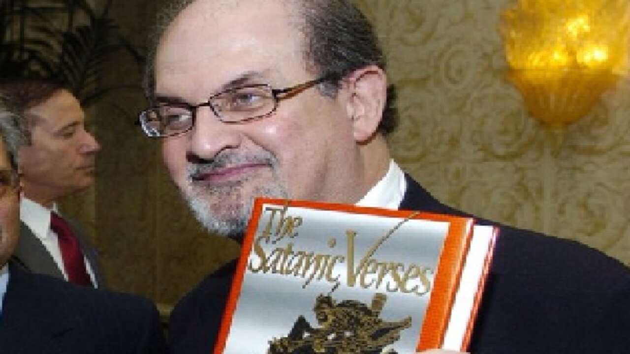 Salman Rushdie : ప్రముఖ రచయితపై న్యూయార్క్ లో దాడి…!!
