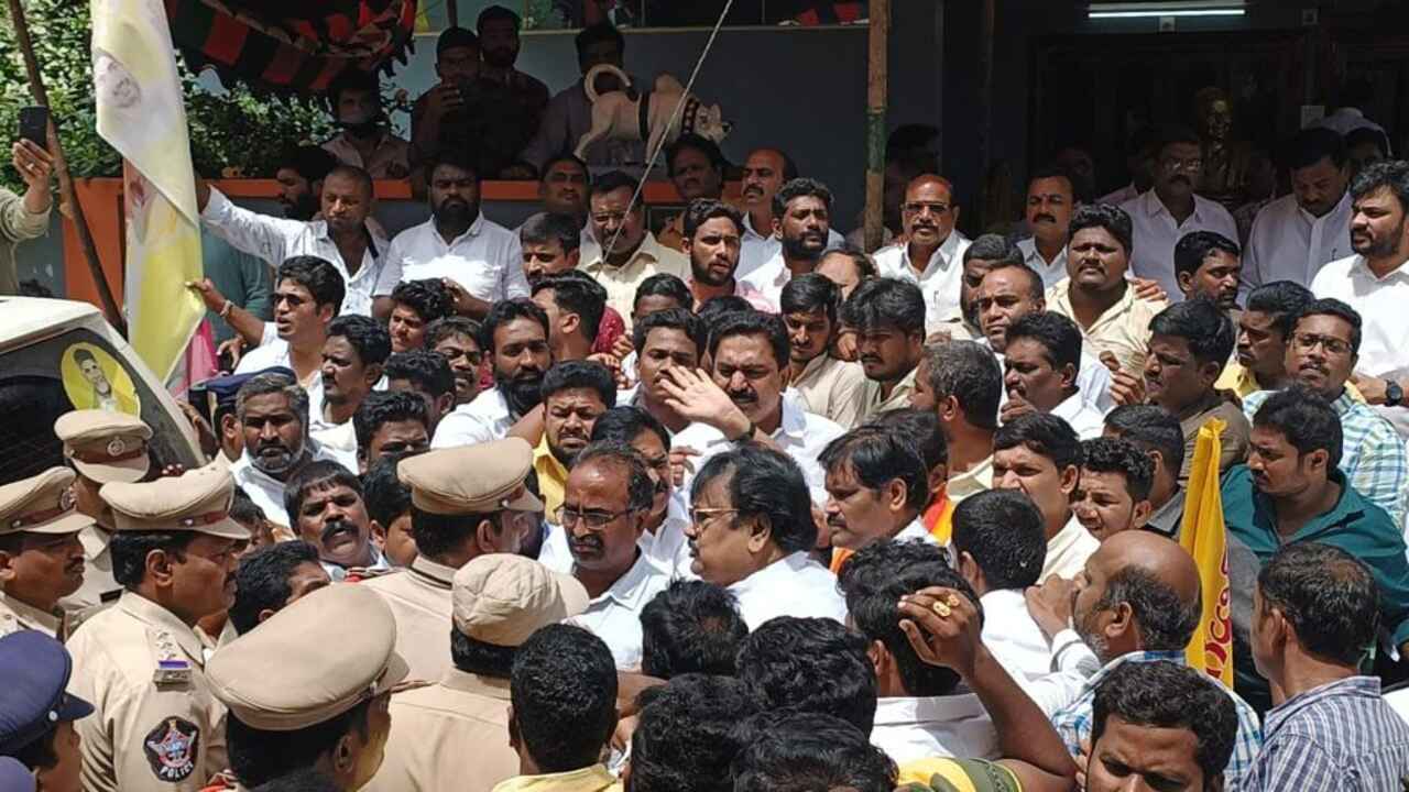 TDP Protest  : పామ‌ర్రులో ఉద్రిక్త‌త‌.. పోలీసుల‌కు చెమ‌ట‌లు ప‌ట్టిస్తోన్న టీడీపీ నేత‌లు