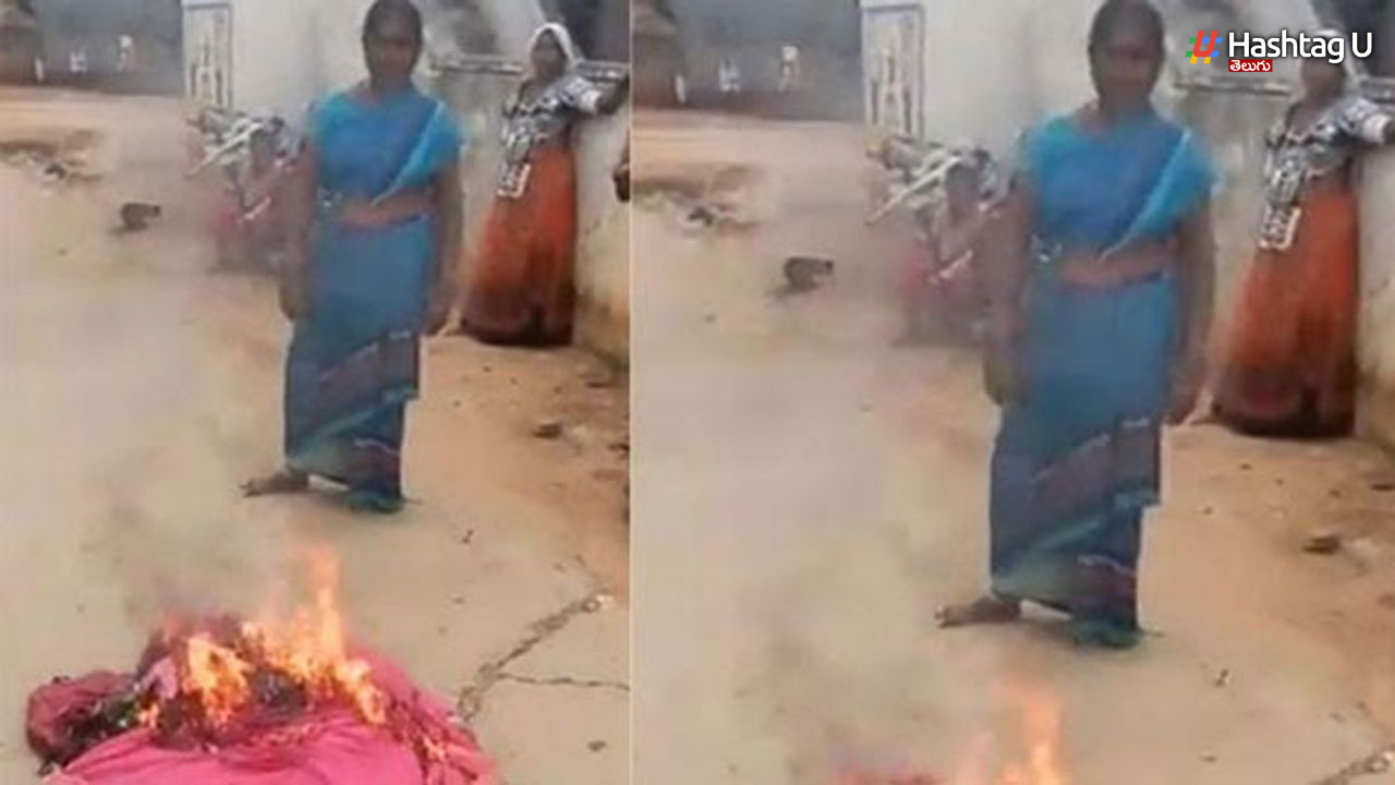 Bathukamma Sarees Video: బతుకమ్మ చీరలను తగలబెట్టిన మహిళలు!