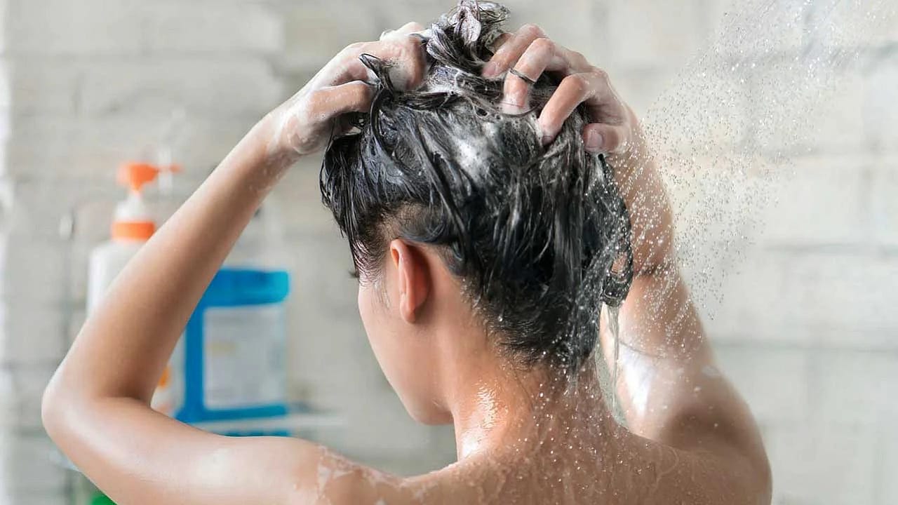 Shower Tips: తల స్నానం చేసేటప్పుడు ఈ పనులు చెయ్యకండి.. ఇలా చేస్తే మంచిది!
