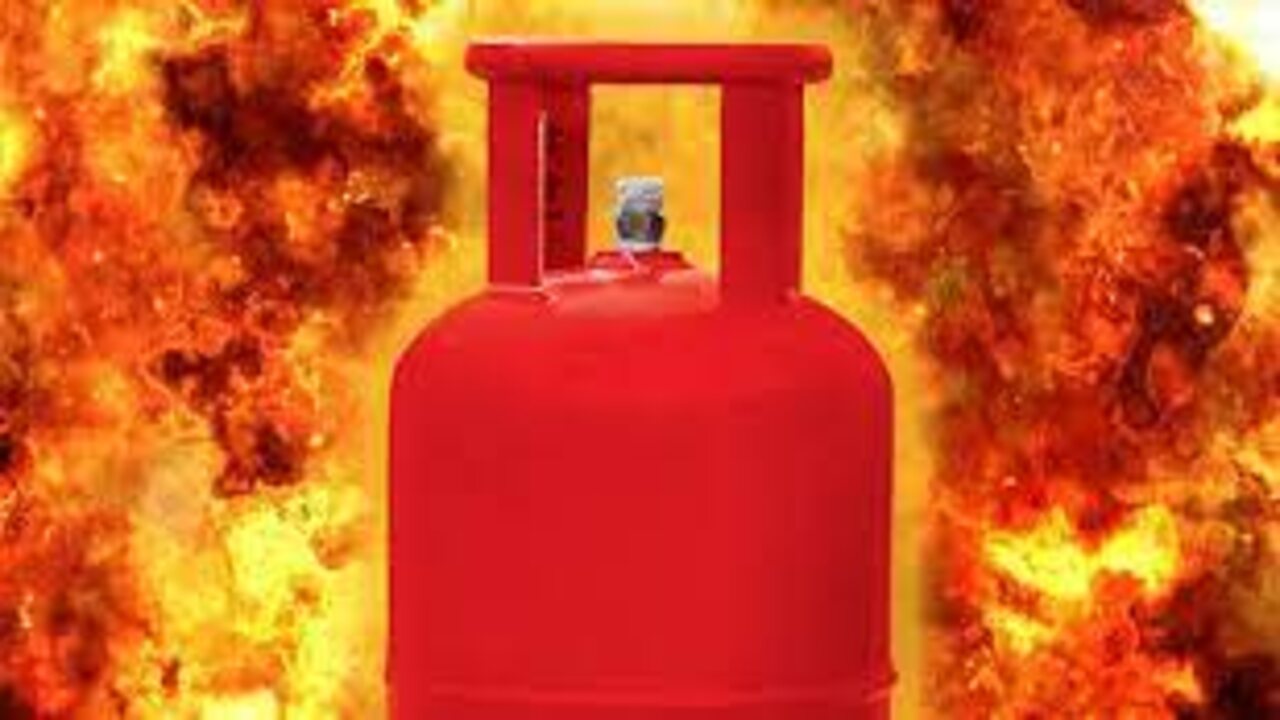 LPG Gas Cylinder Blast :హైద‌రాబాద్‌లో పేలిన గ్యాస్ సిలిండ‌ర్.. ఒక‌రు మృతి, 9 మందికి గాయాలు