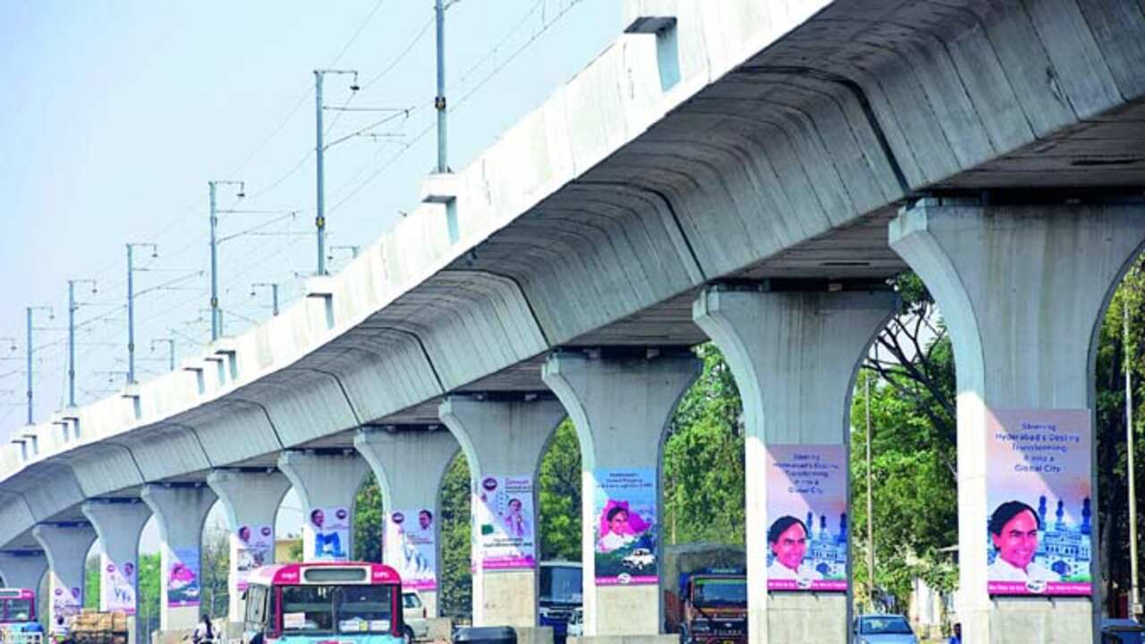 Metro Pillars: మెట్రో పిల్లర్‌పై పోస్టర్‌ వేస్తే  జైలుకే.!