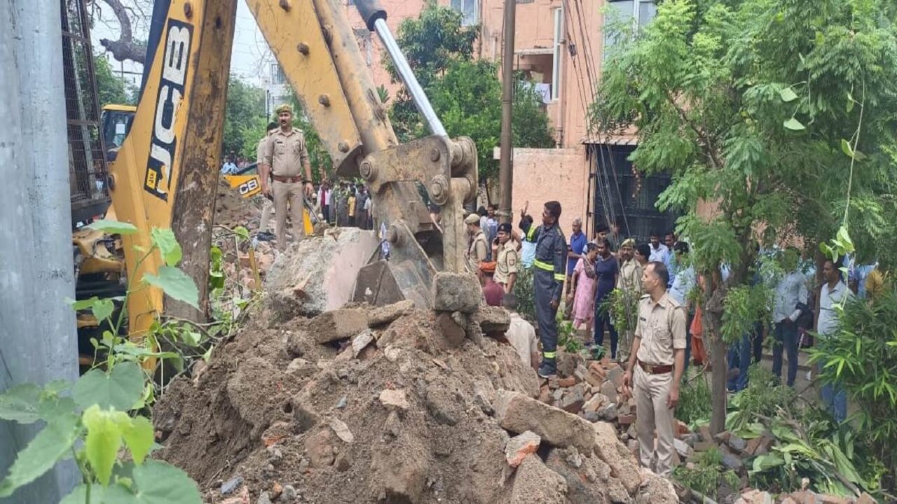Noida Wall Collapse : గోడకూలి నలుగురు మృతి…8 మందికి గాయాలు..!!