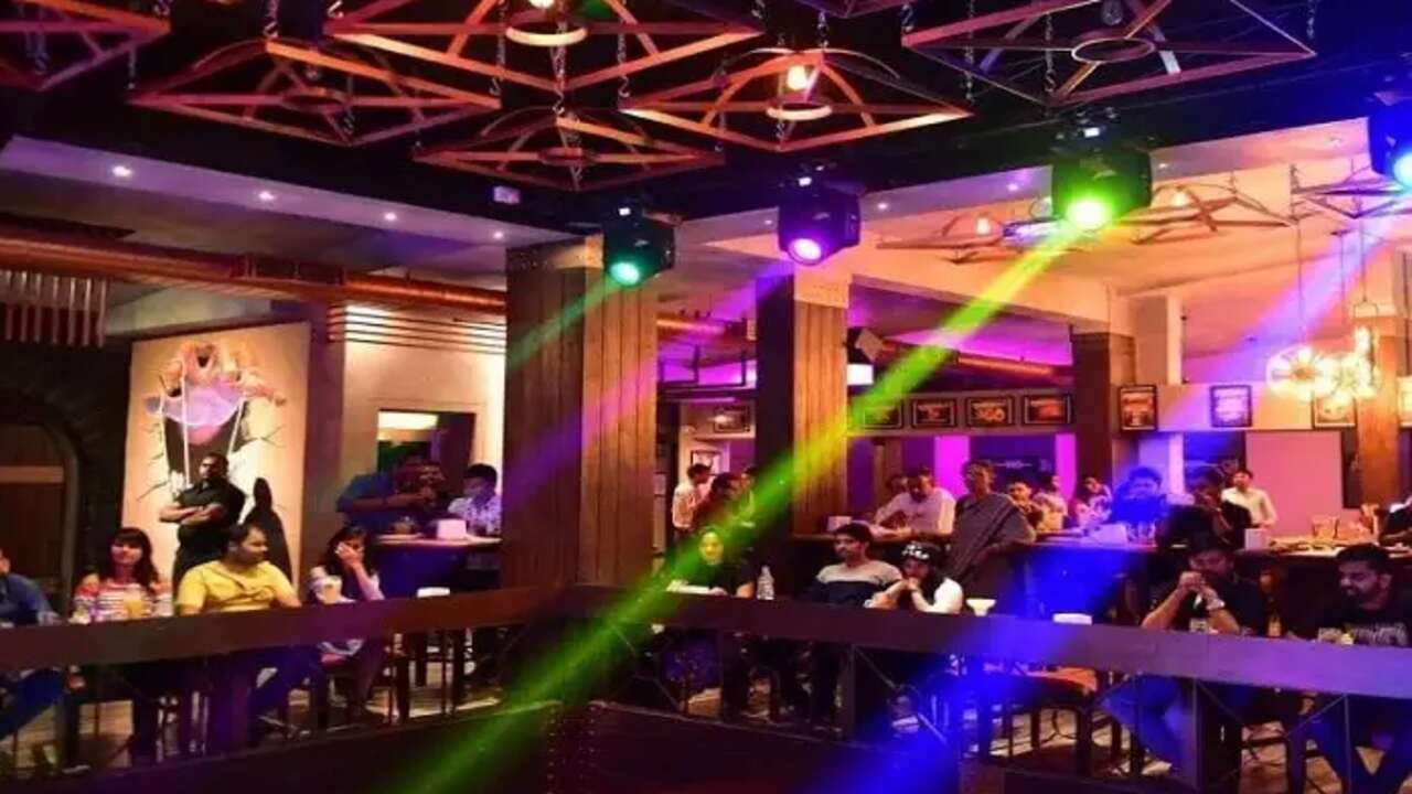 Hyderabad Pubs: రాత్రి 10 దాటితే సౌండ్ వినిపించొద్దు.. పబ్స్‌కు హైకోర్టు ఆదేశాలు