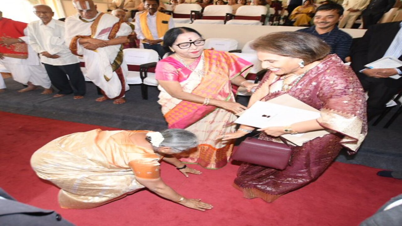 Sudha Murthy:  ఇన్ఫోసిస్ ఛైర్ పర్సన్ సుధామూర్తి గురించి నెట్టింట్లో చర్చ…ఎందుకో తెలుసా..?