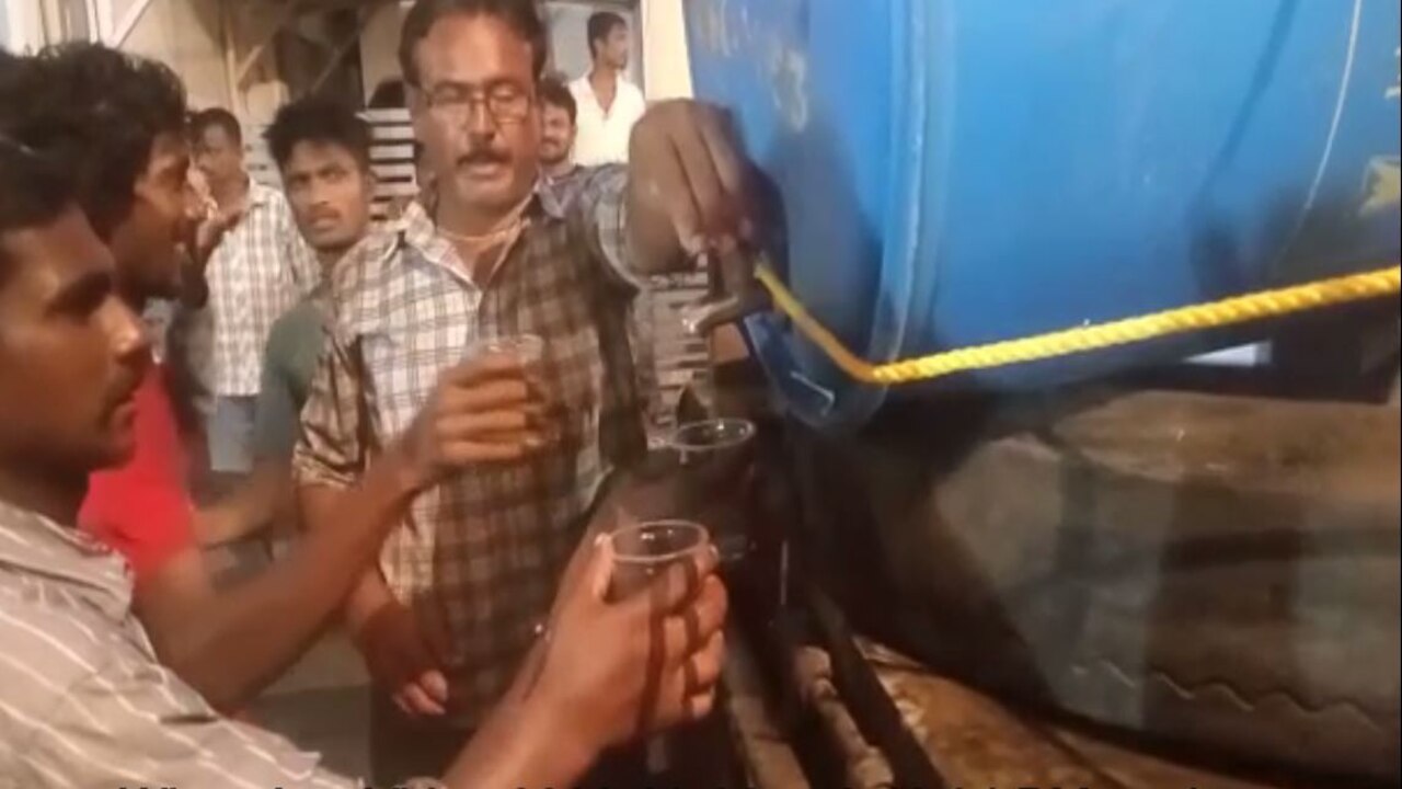 Viral Video : సీఎం జ‌గన్ నివాసానికి కూత‌వేటు దూరంలో మ‌ద్యం పంపిణీ.. ట్రాక్ట‌ర్‌పై డ్ర‌మ్ములో..?
