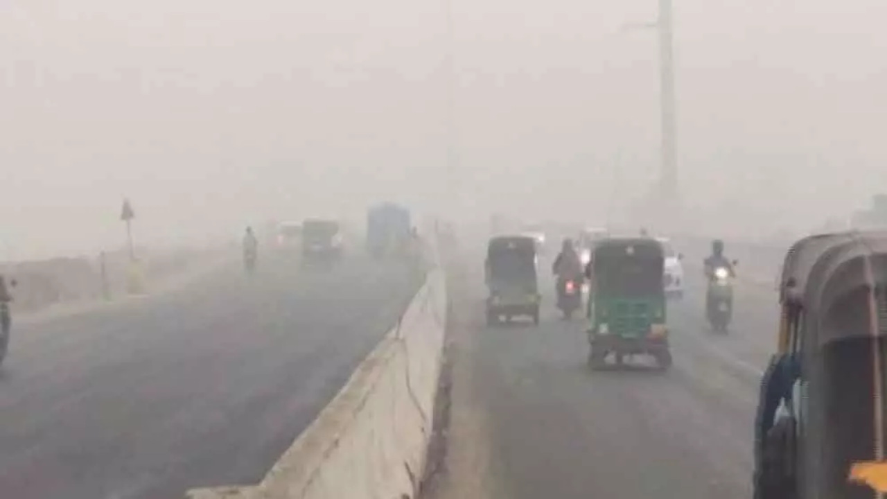 Air Pollution: కాలుష్యంతో దేశ రాజధాని ఉక్కిరిబిక్కిరి..!
