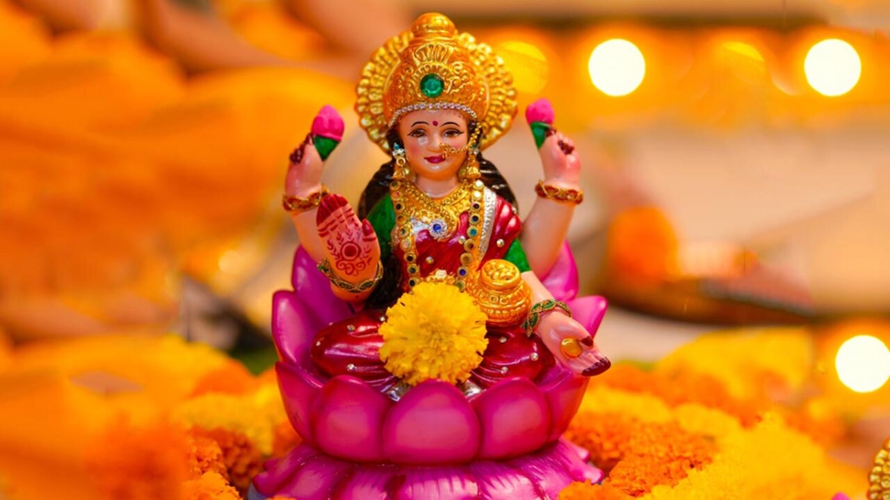 Goddess Lakshmi:  దీపావళి రోజున లక్ష్మీ దేవిని ఎలా అలంకరించాలి..!!