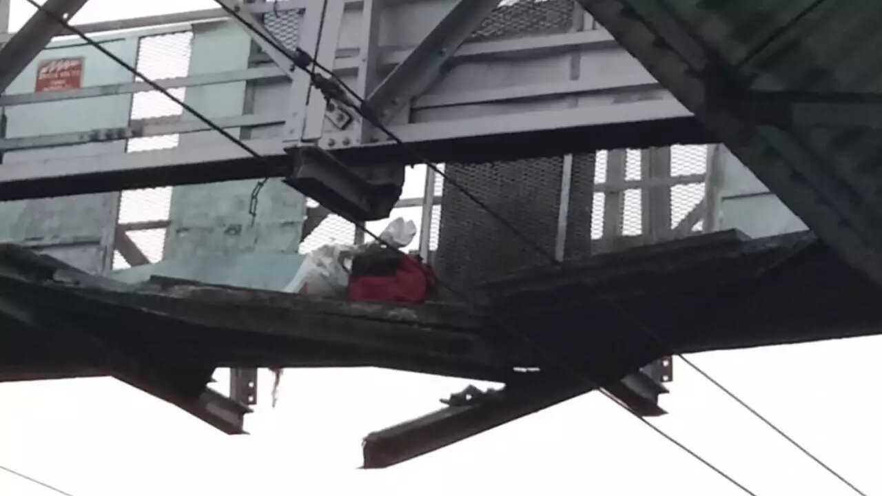 Footbridge Collapses: కుప్పకూలిన రైల్వే ఫుట్‌ ఓవర్ బ్రిడ్జి.. 8 మంది పరిస్థితి విషమం