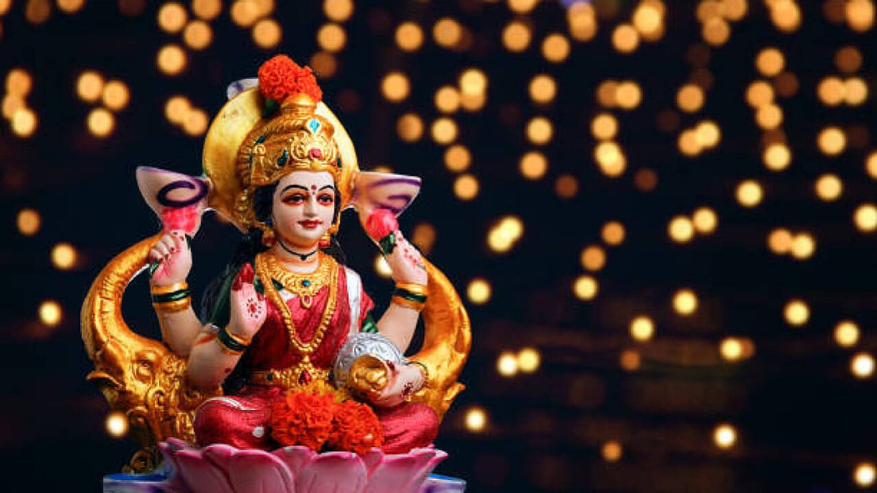 Lakshmi Devi: శుక్రవారం రోజు లక్ష్మి దేవికి ఇలా పూజ చేస్తే మీ ఇంట్లో డబ్బే డబ్బు?