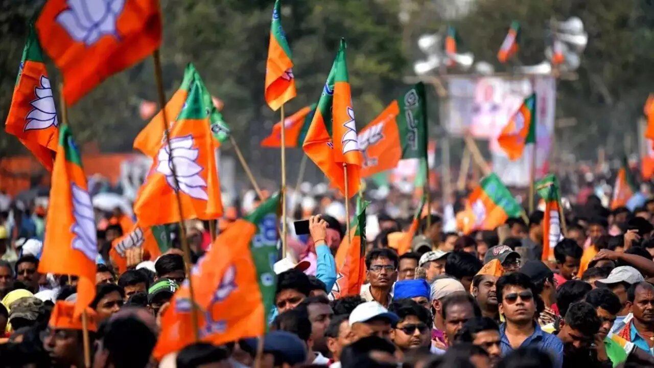 BJP suspends: ఏడుగురు ఎమ్మెల్యేలపై బీజేపీ వేటు.. కారణమిదే..?