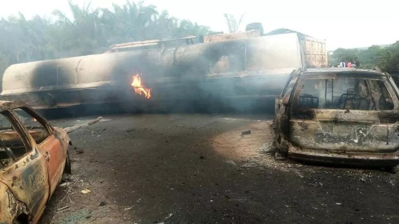 Nigeria Accident : నైజిరియాలో ఘోర ప్రమాదం..పెట్రోల్ ట్యాంకర్ పేలి 12 మంది మృతి..!!