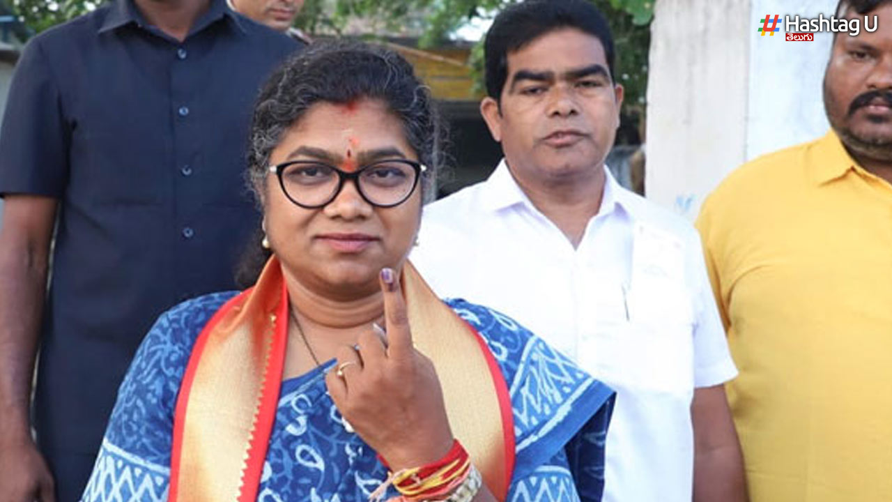 Munugode by poll : ఇడికుడలో ఓటు వినియోగించుకున్న కాంగ్రెస్ అభ్యర్థి..!!