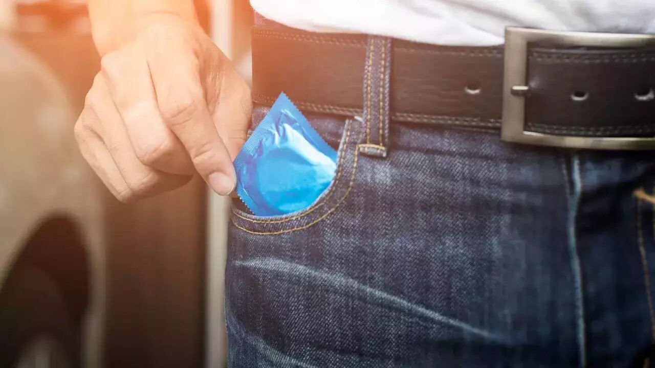 Condoms Free: ఫ్రాన్స్ అధ్యక్షుడు సంచలన నిర్ణయం.. యువతకు కండోమ్స్ ఫ్రీ