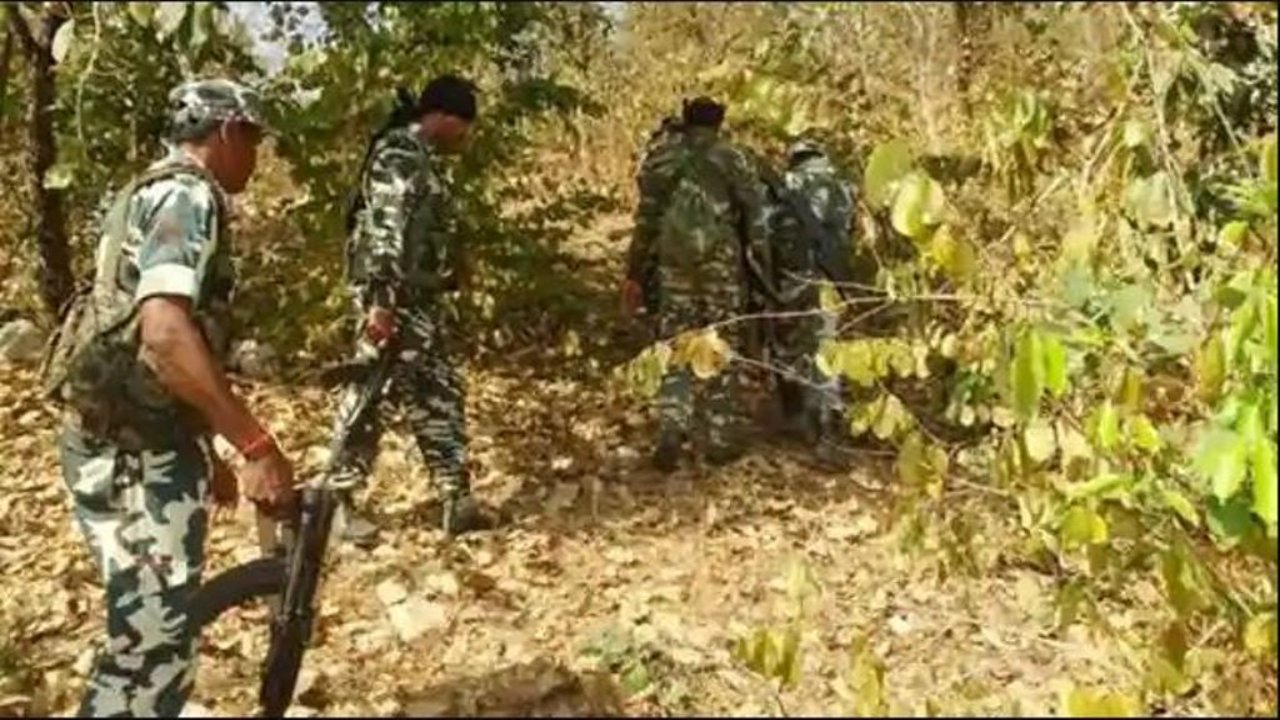 Two Maoists killed: ఎదురుకాల్పులు.. ఇద్దరు మావోయిస్టులు మృతి