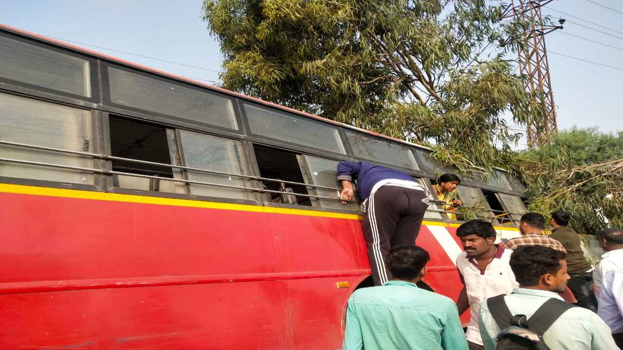 RTC Bus accident: రాజేంద్రనగర్‌లో ఆర్టీసీ బస్సు బీభత్సం..  చెట్ల పొదల్లోకి దూసుకెళ్లిన బస్సు